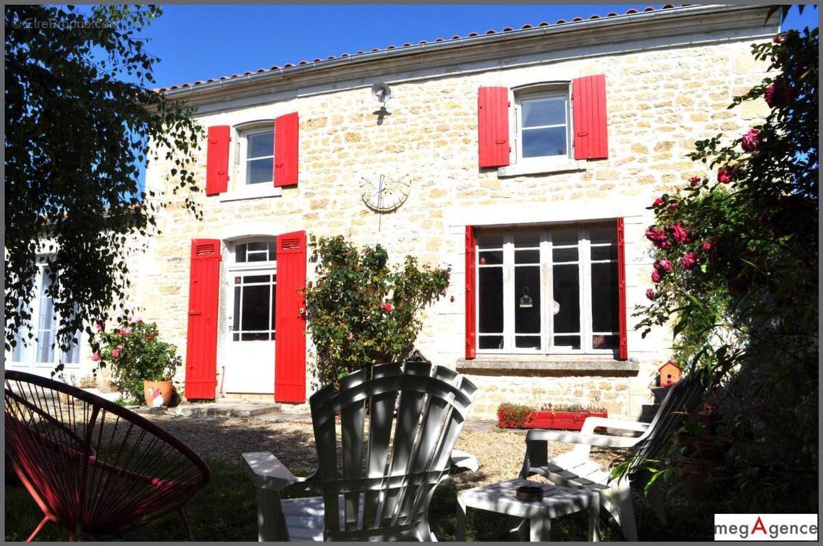 Maison à SAINT-GEORGES-DE-LONGUEPIERRE