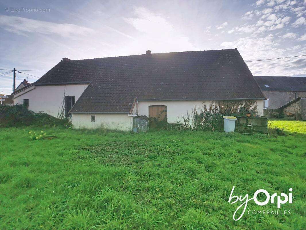 Maison à DURDAT-LAREQUILLE