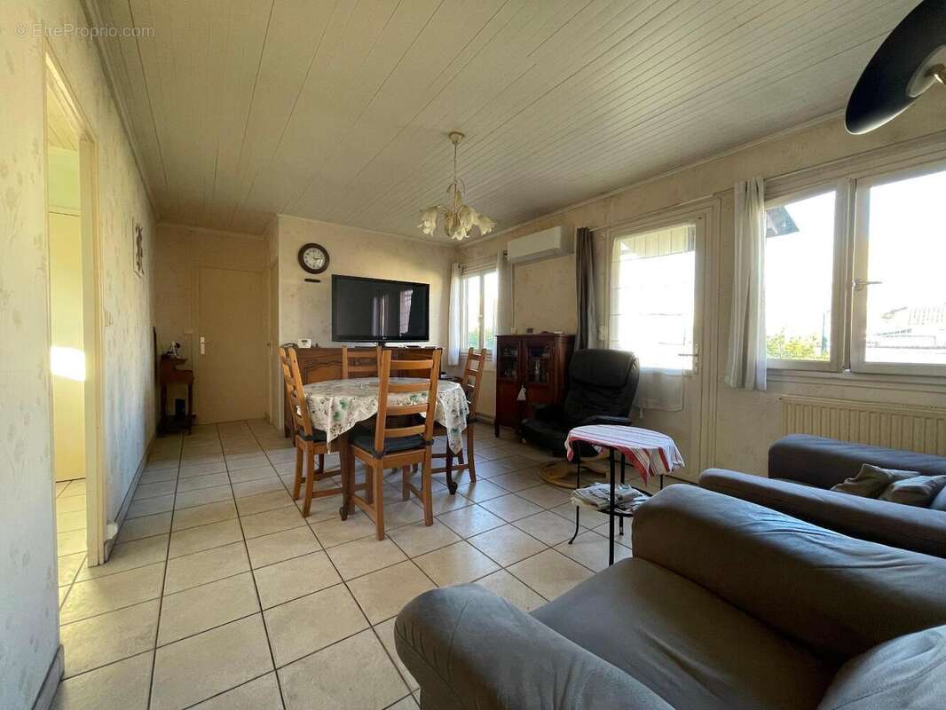   - Maison à VAULX-EN-VELIN