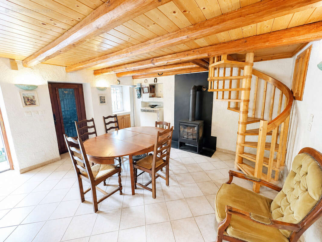 charmante maison avec jardin privatif et garage  à Vievola - photo 2