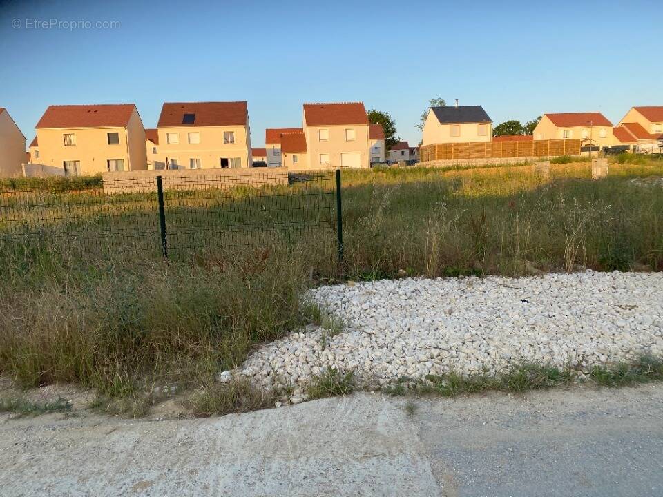Terrain à LONGPERRIER