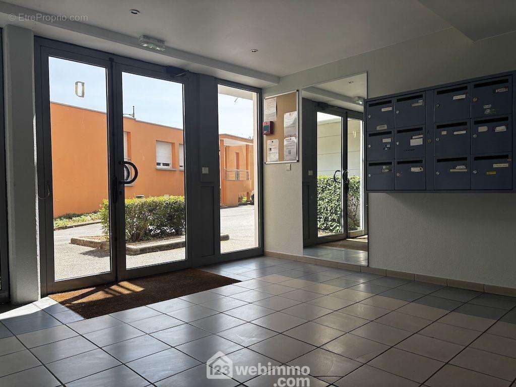 Situé au sein d'une copropriété bien entretenue.