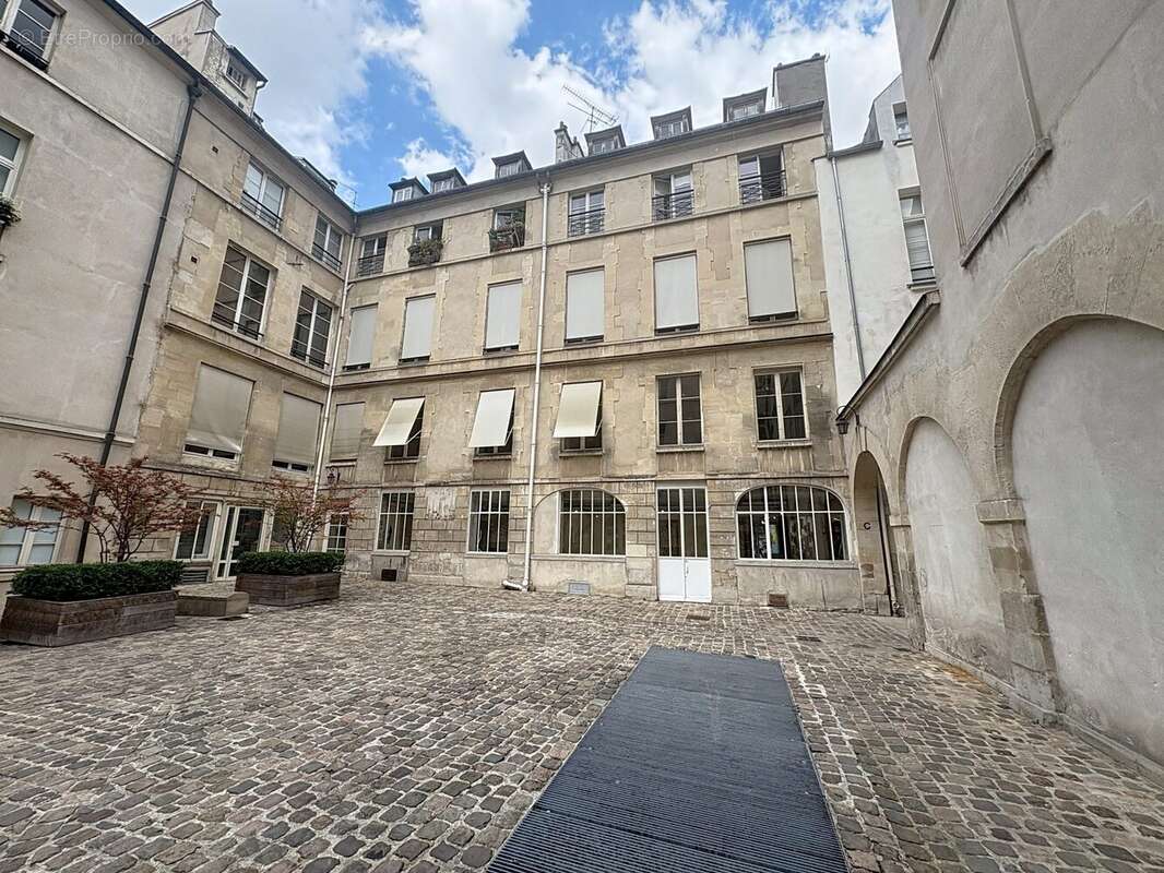 Appartement à PARIS-3E