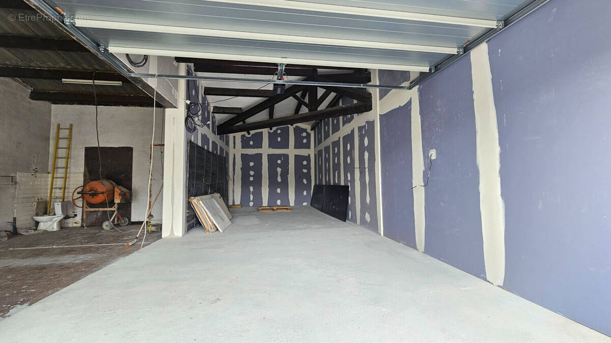 Commerce à CHATEAUNEUF-LES-MARTIGUES