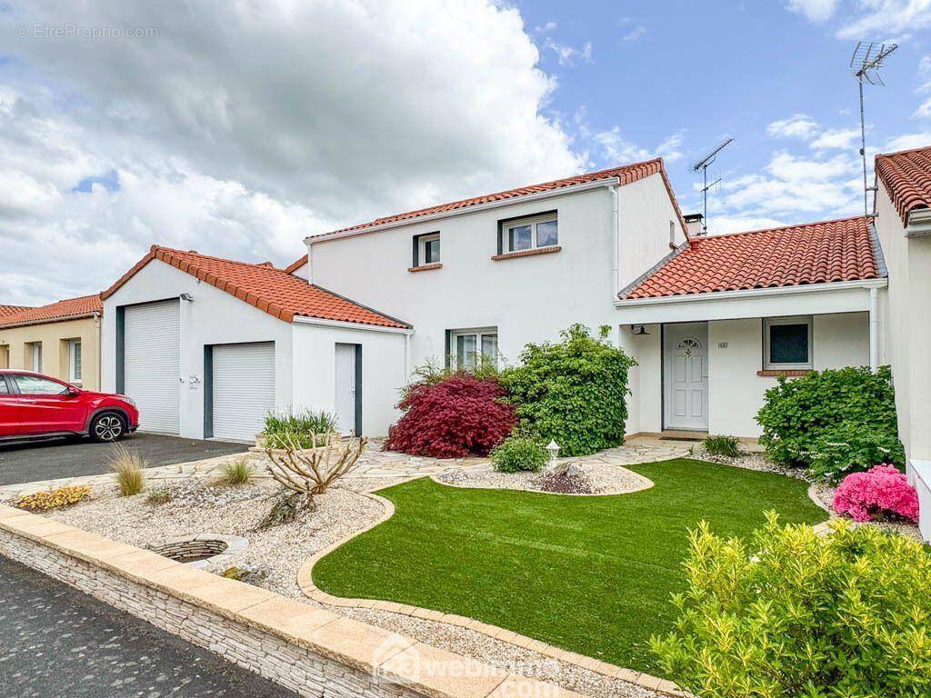 Maison d'architecte construite en 2002. - Maison à CHOLET