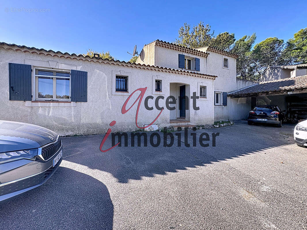 Villa rénovée des années 90 - 130 m² habitables sur jardin de 1115 m². - photo 5