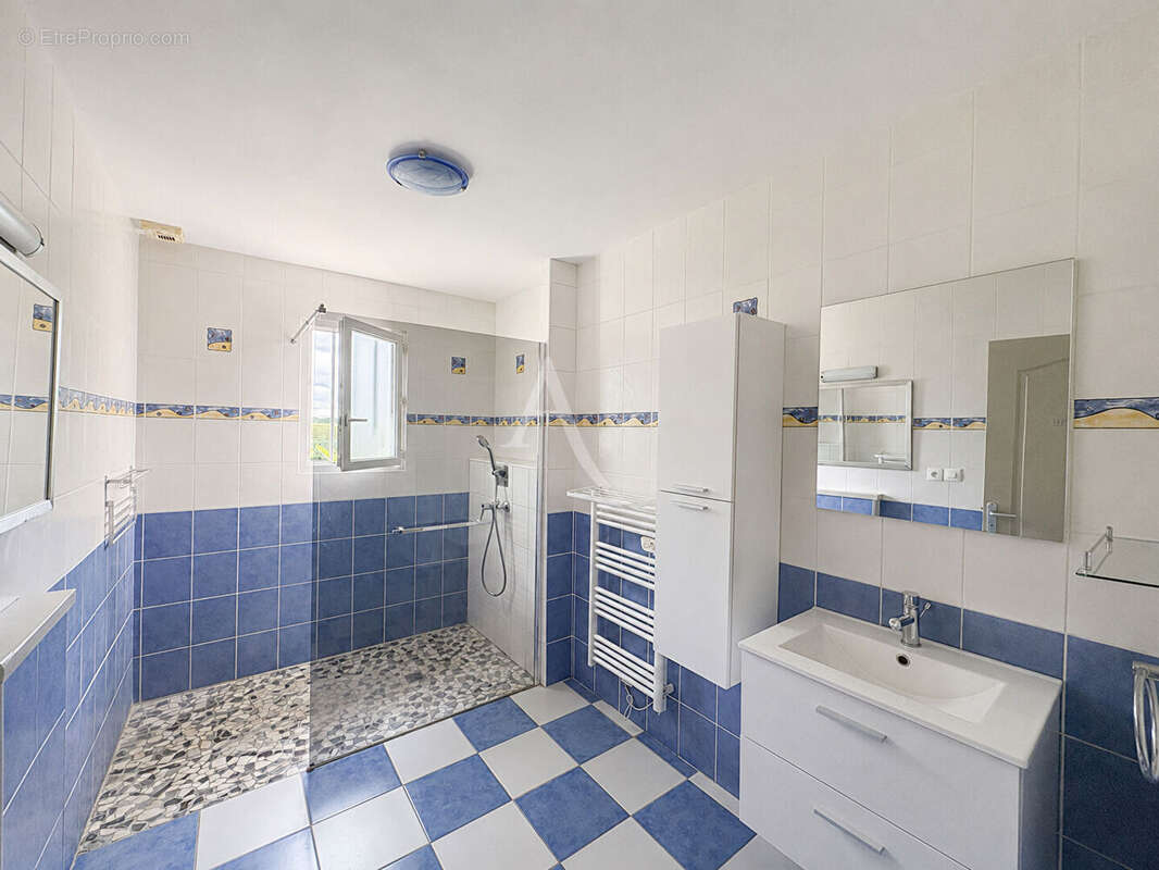 Vivy - Maison de plain-pied 113 m² - 5 chambres - Jardin et garage - photo 7