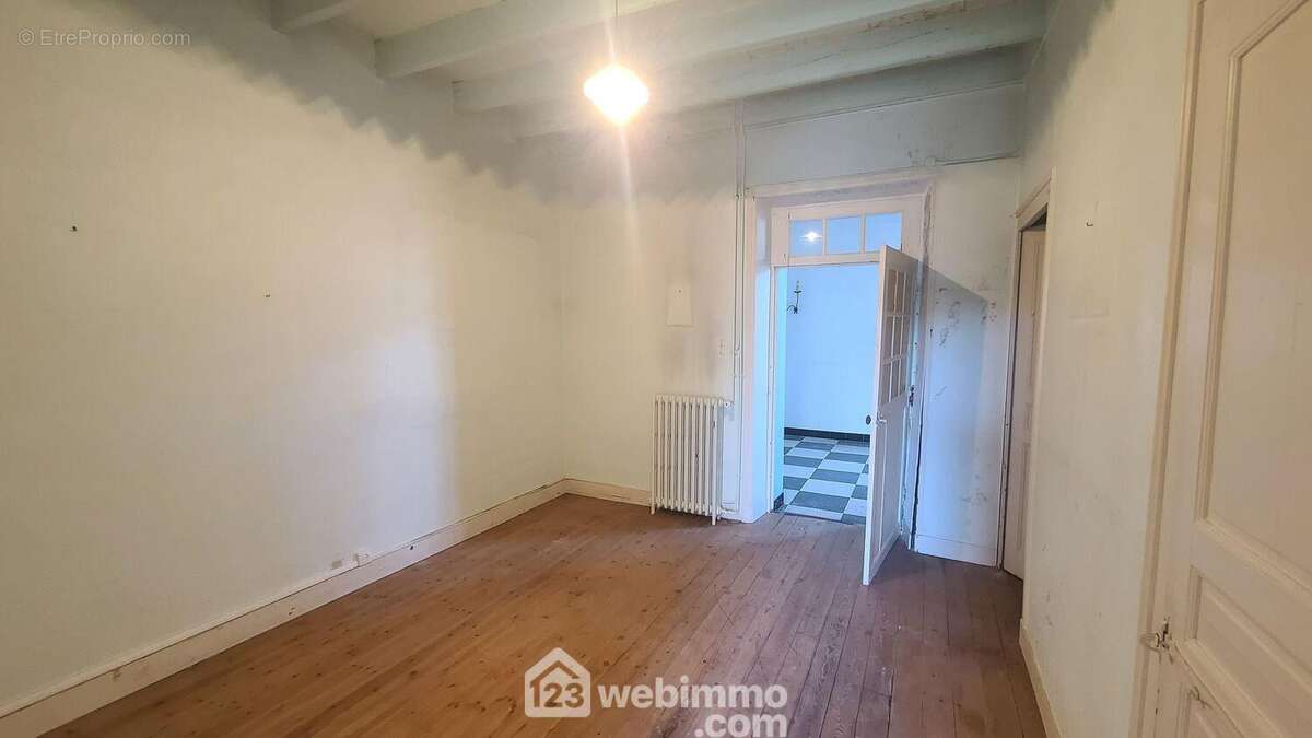 Chambre ou bureau pour cette pièce aveugle depuis laquelle on peut accéder à un grenier ou future chambre d'enfant.