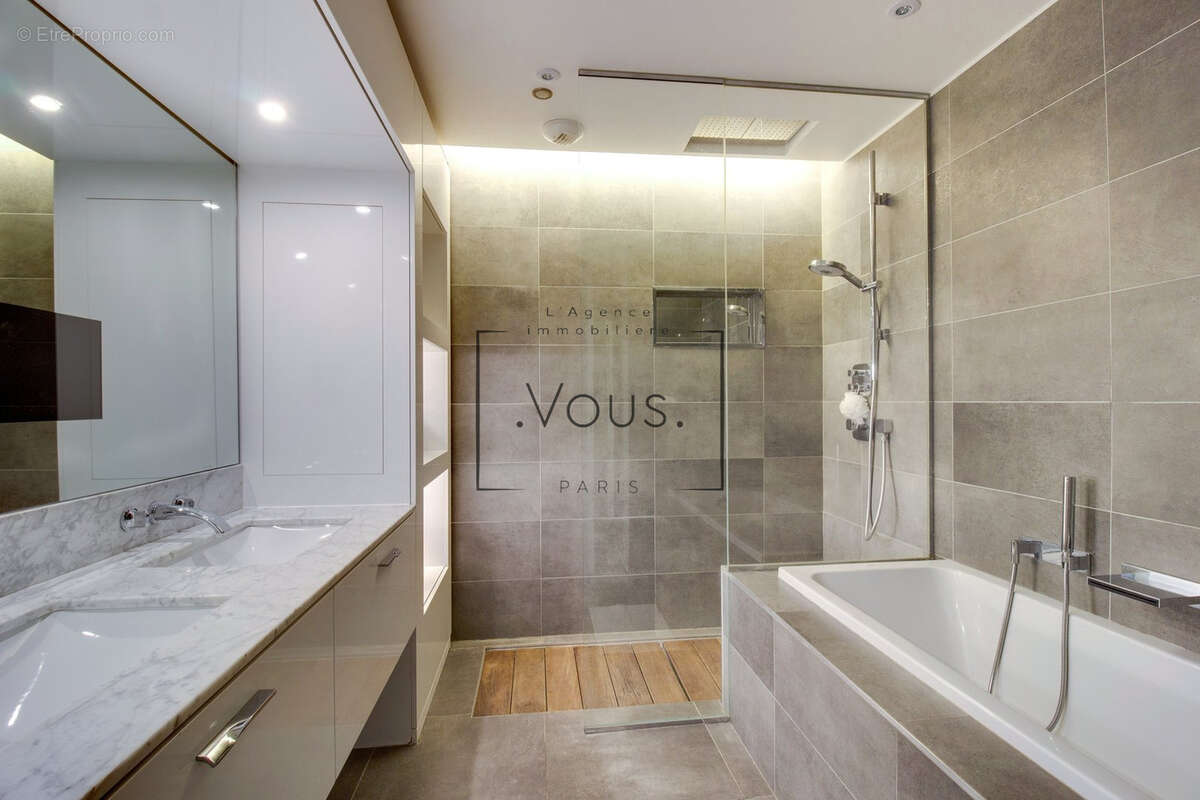 Autre à PARIS-3E