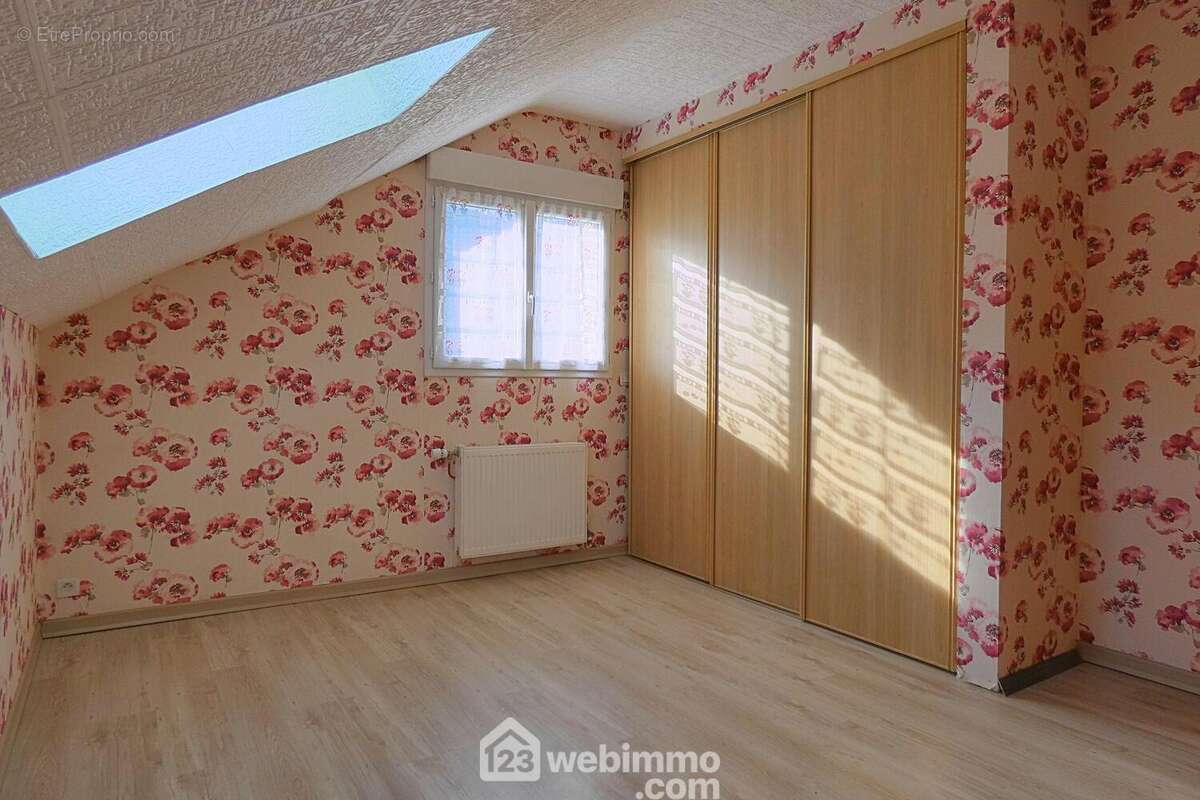 Chacune avec un placard ... - Maison à UGINE