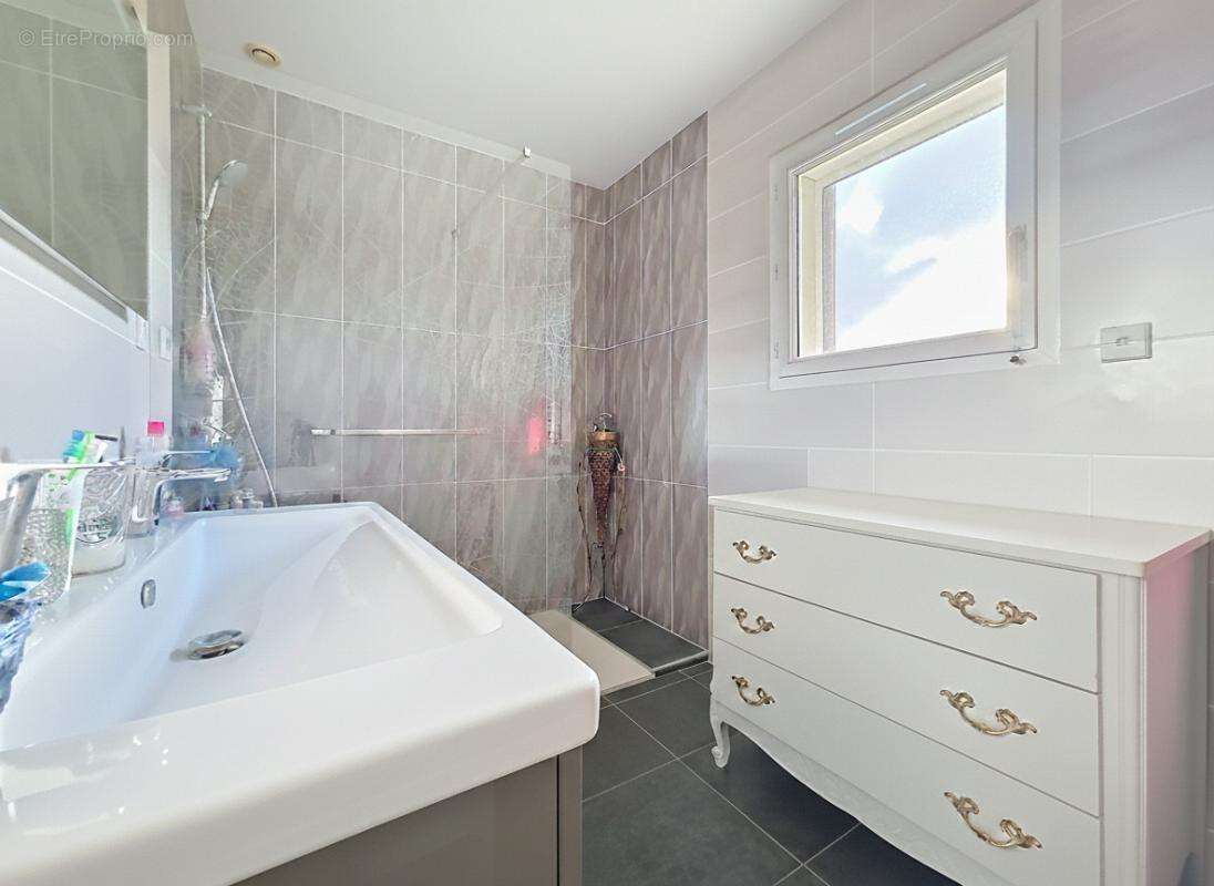 Maison à EYZIN-PINET