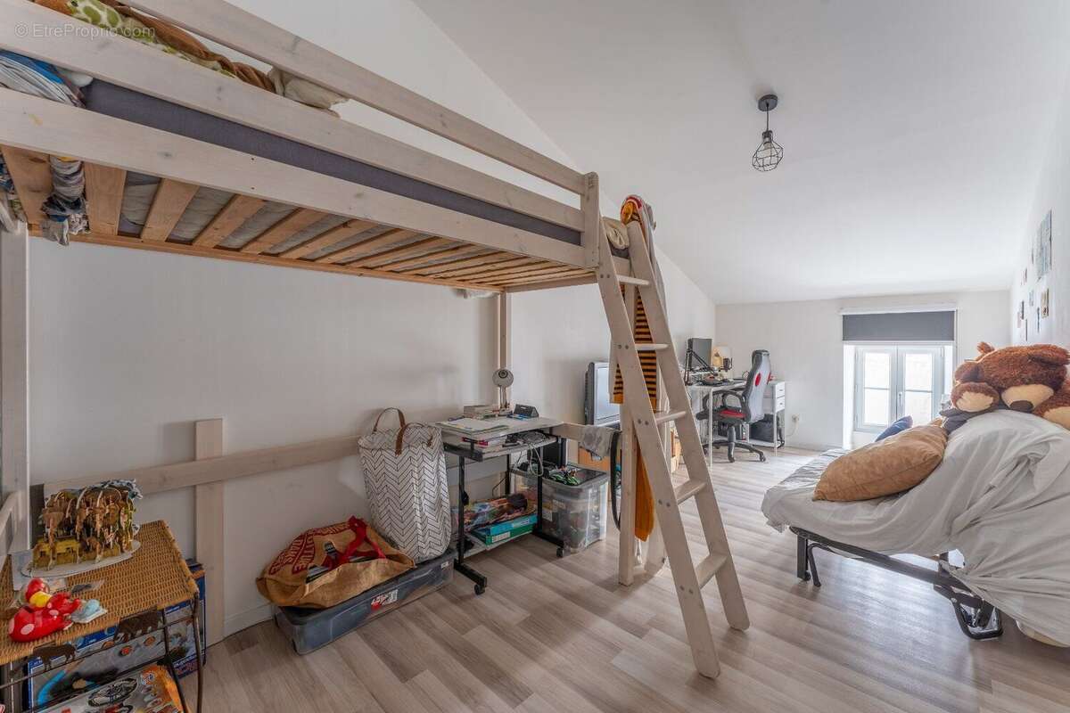 Grande maison de ville avec 6 chambres, dépendance sur deux niveaux et jardin - photo 12