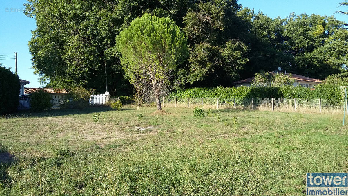 Terrain à GARAT