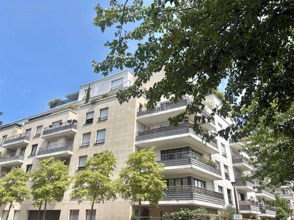 Issy - quai de seine / appartement familial / terrasse / vue degagee / cave / parking / - photo 10