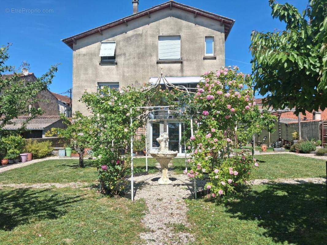 Maison à SAINT-JEAN-D'ANGELY