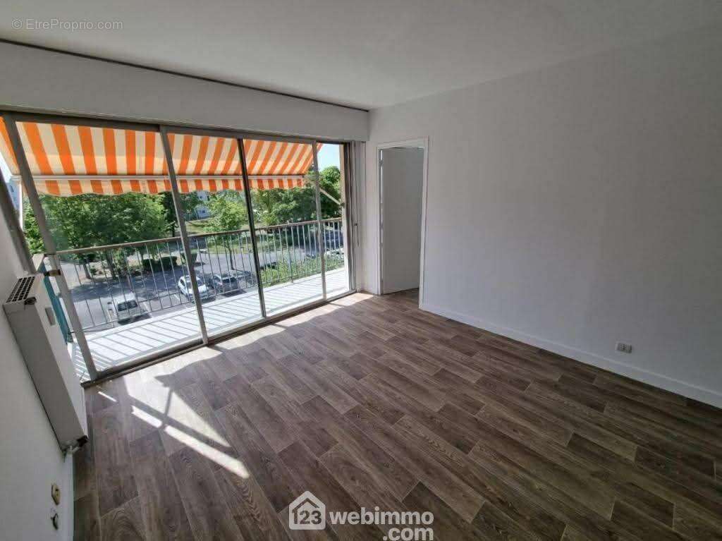 Un salon lumineux avec accès sur ... - Appartement à LAON