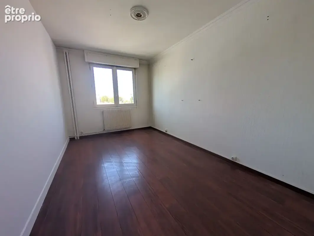 T4 FAMILIAL de 100 m² avec cave et parking privé - photo 4