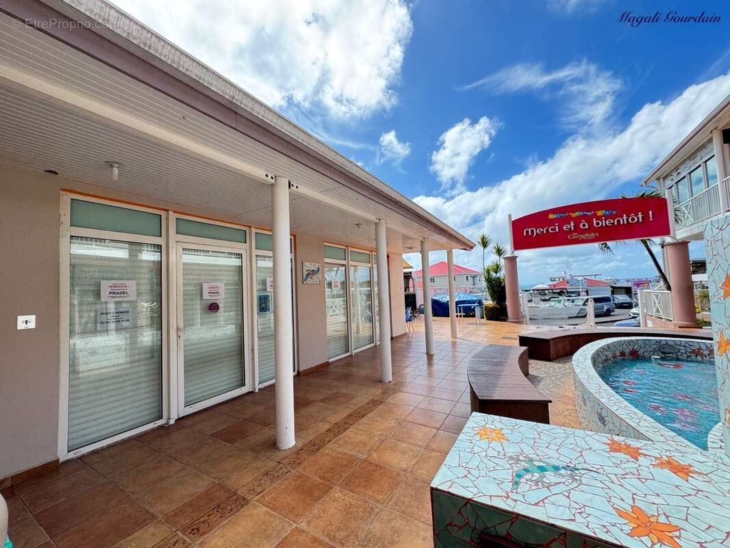Murs commerciaux avec galerie couverte et terrasse privative à vendre – saint-françois - photo 4