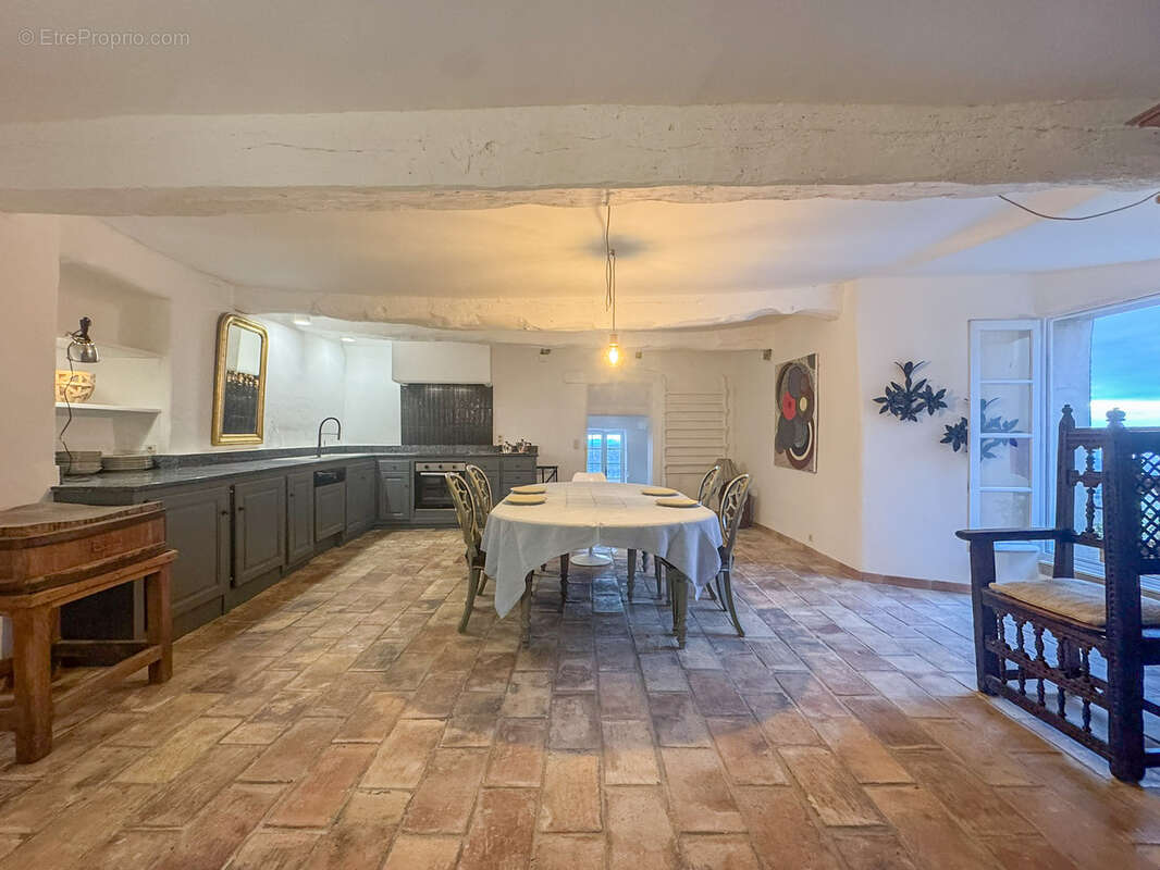 Maison à CHATEAUNEUF-GRASSE