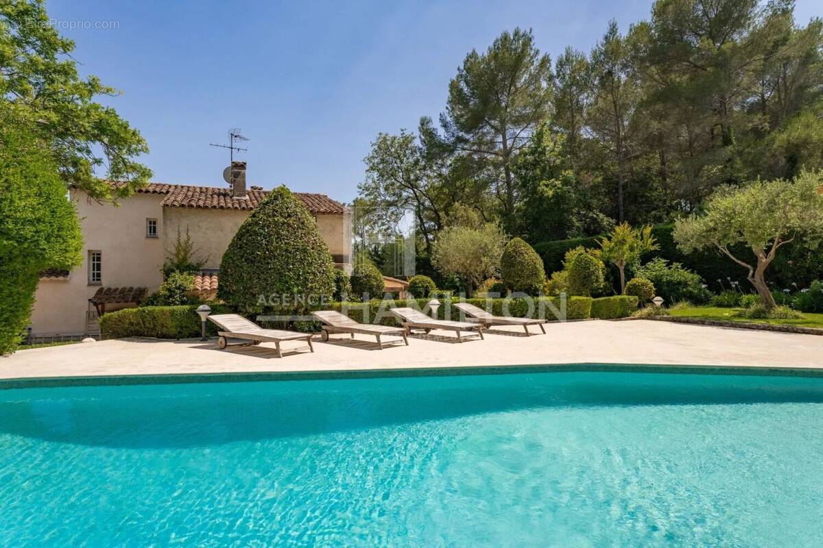 Maison à CHATEAUNEUF-GRASSE