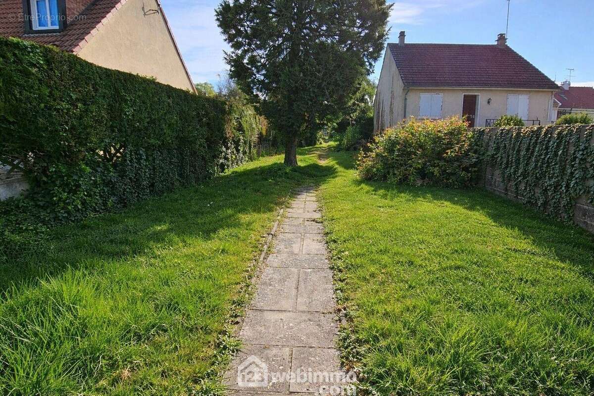 Proche de La Halle de Milly-la-Forêt. - Terrain à MILLY-LA-FORET