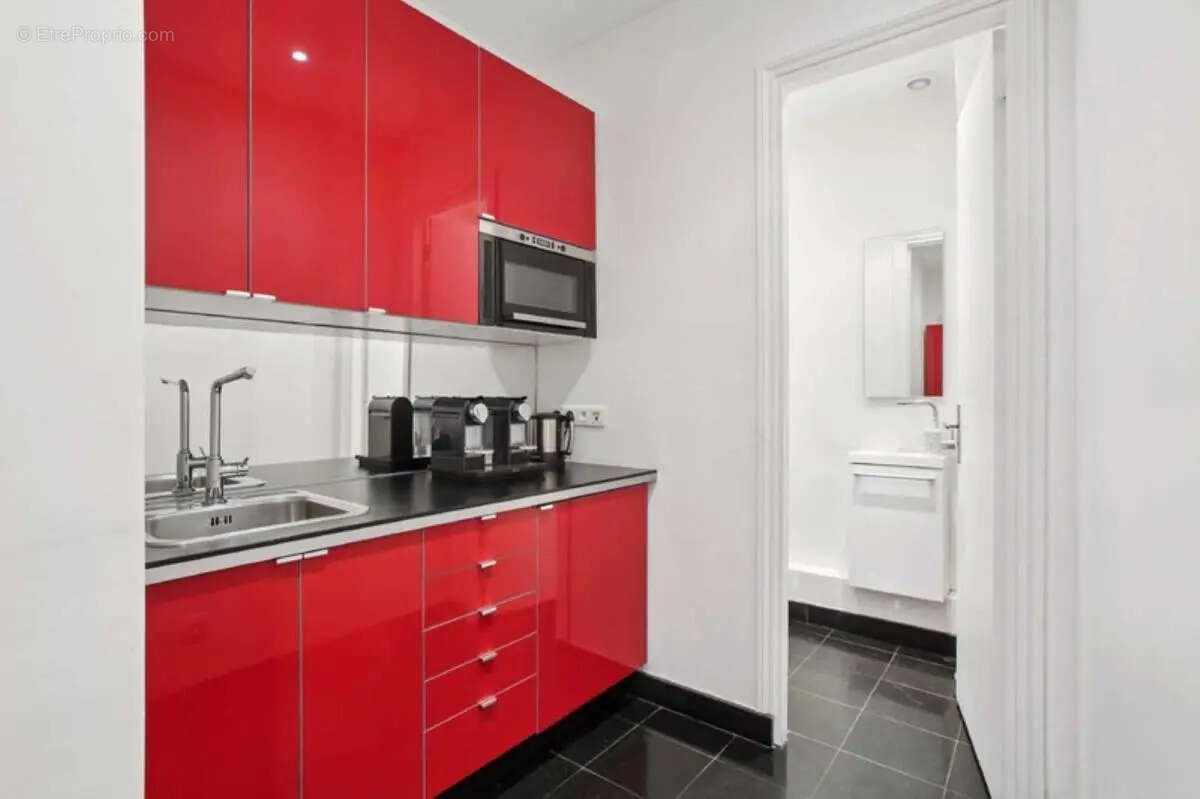 Commerce à PARIS-8E