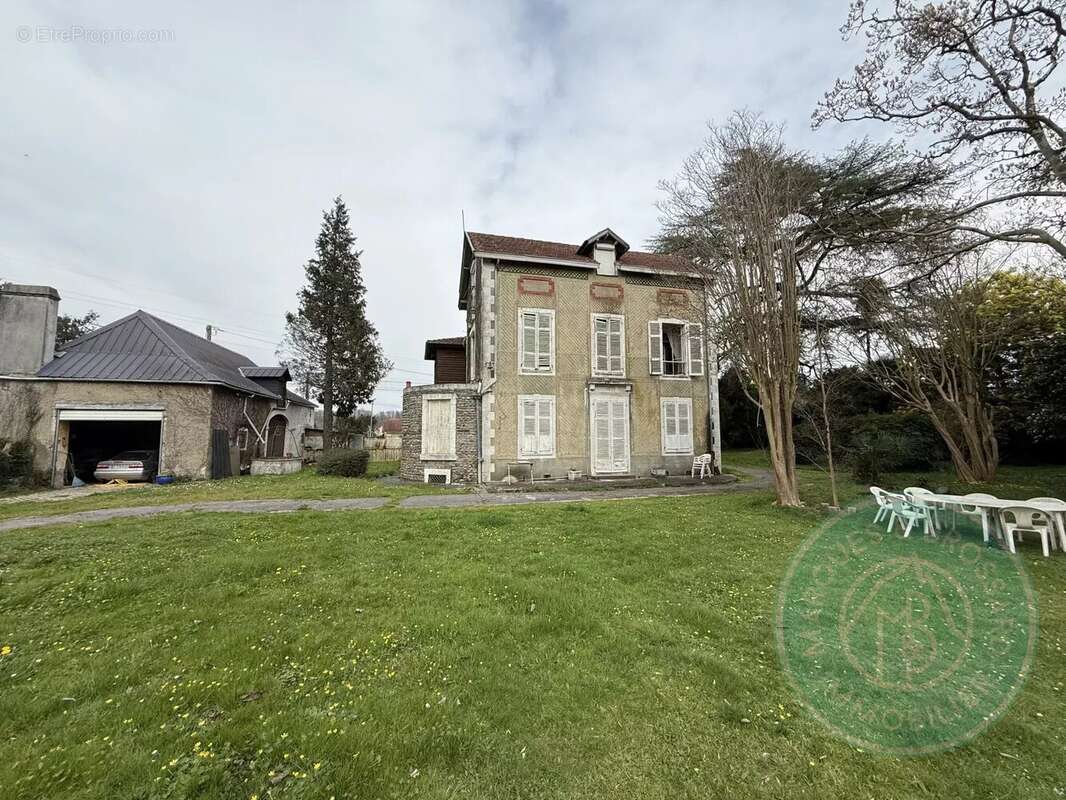 Maison de maître avec dépendance et terrain - photo 7