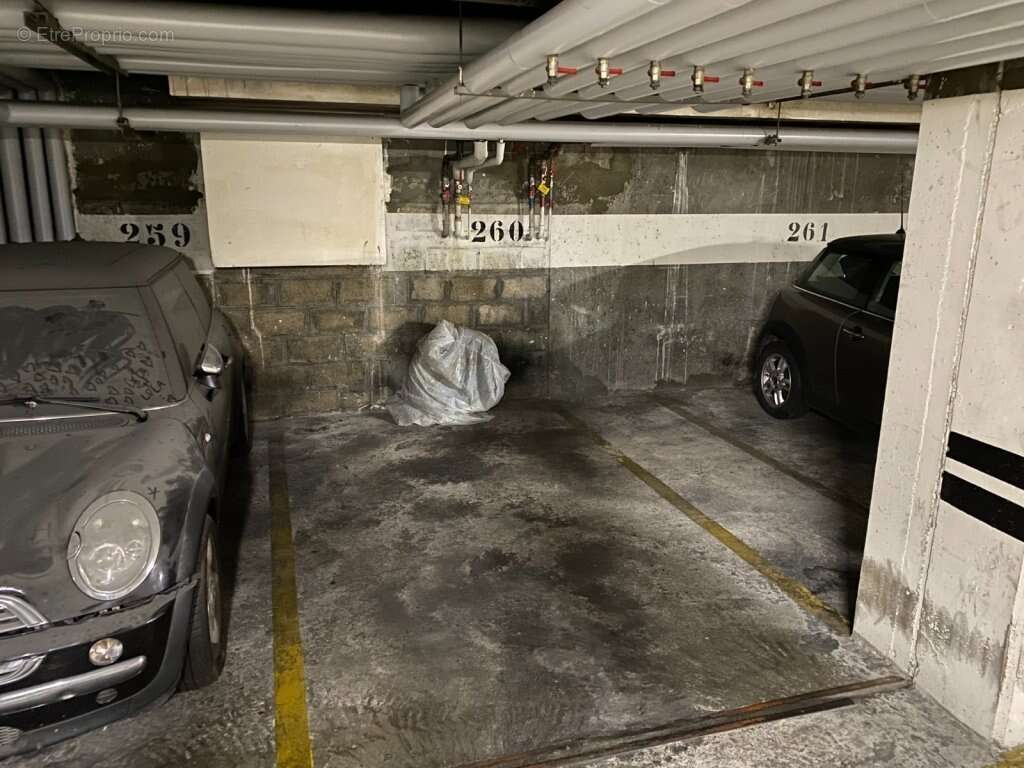Parking à PARIS-11E