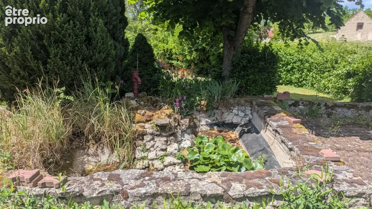 Sur Montaigu le blin, longère et dépendances - photo 8