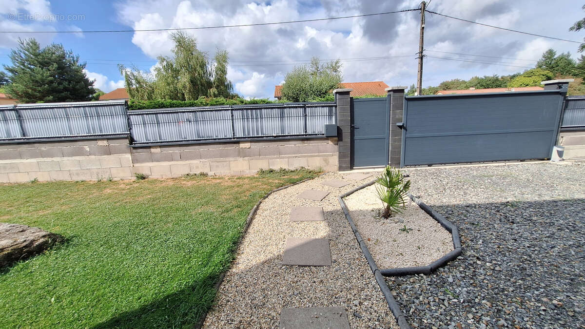 Maison à CHANAT-LA-MOUTEYRE