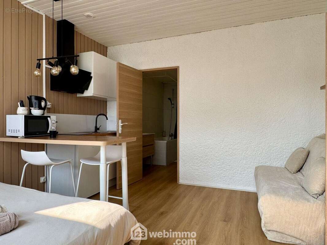 Disposant d'espace pratique pour le repas et le rangement, - Appartement à CHASSENEUIL-DU-POITOU