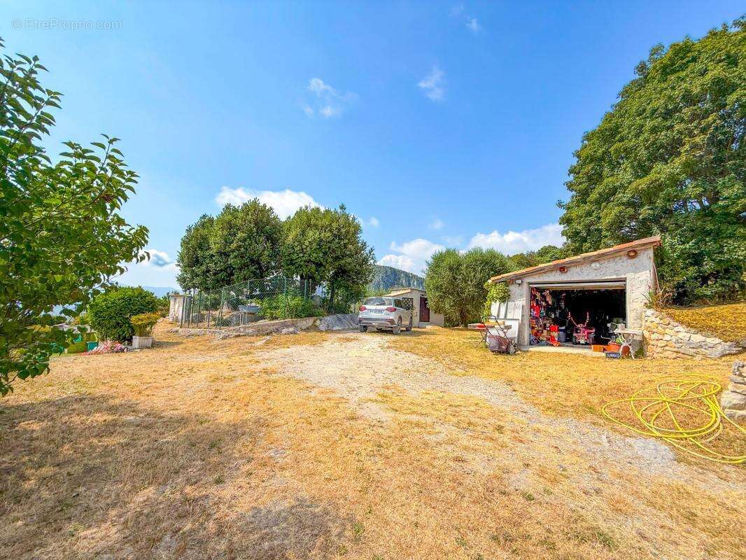 Bâtisse de 180,30 m², 3 appartements + Terrain 34 443 m² - photo 35