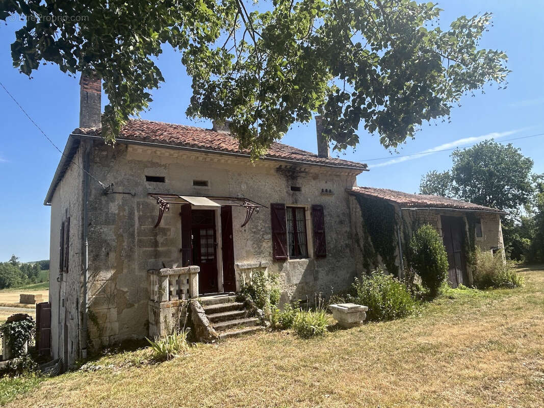 Maison en pierre à rénover dans un cadre magnifique sur terrain de 3400m2 - photo 16