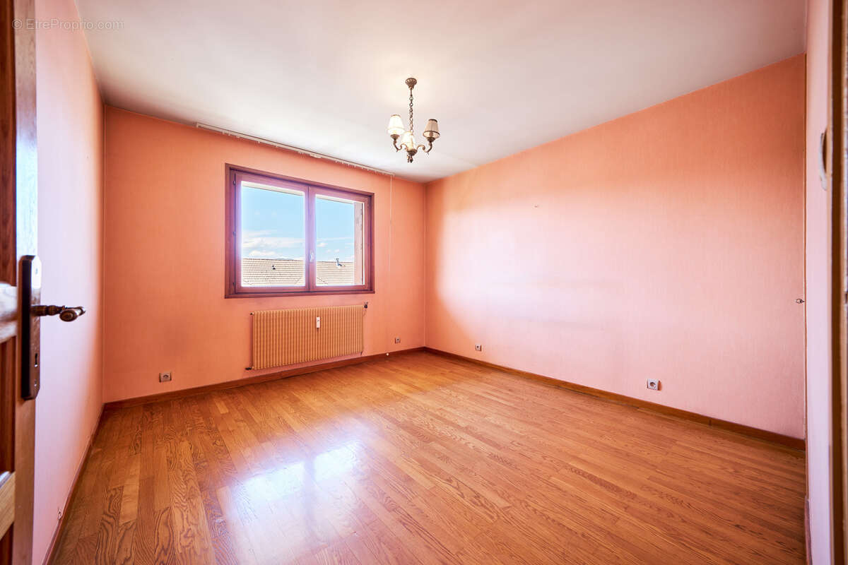 Appartement familial de 98 m2 situé au dernier étage d’une résidence dans le quartier recherché des Clarines. - photo 7