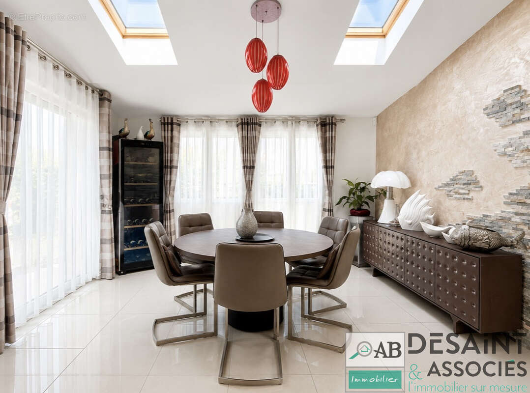 Maison à vendre - 5 chambres - piscine chauffée - Villeneuve Saint Denis - photo 3