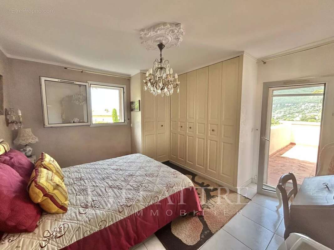 Maison à CHATEAUNEUF-GRASSE