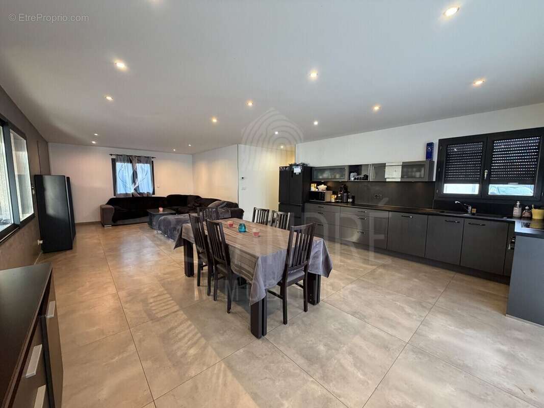 Maison à CHARNECLES