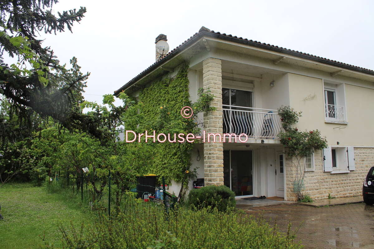 Maison à ROULLET-SAINT-ESTEPHE