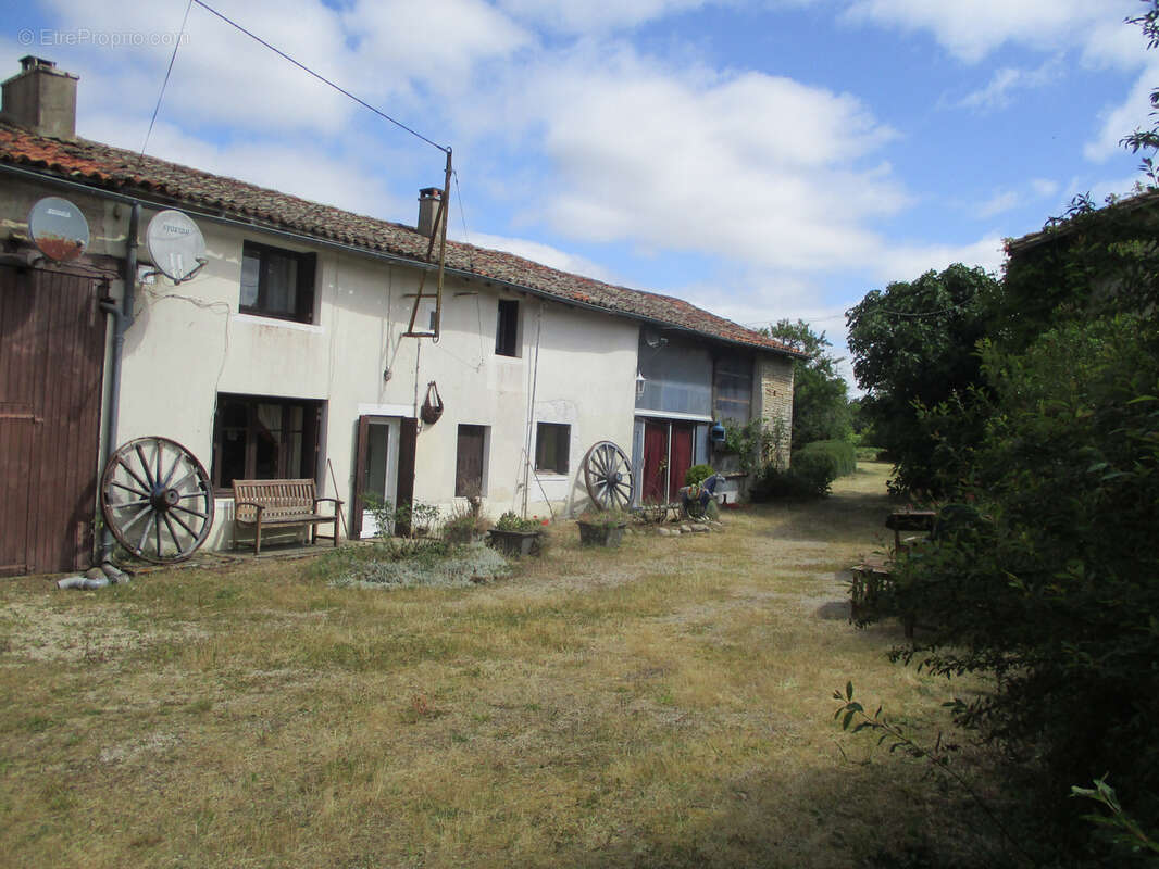 Ensemble immobilier de deux maisons. - photo 44
