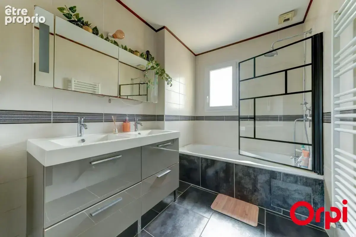 Maison récente de 105 m² avec quatre chambres sur un terrain de 317 m² à Vaulx-en-Velin - photo 15