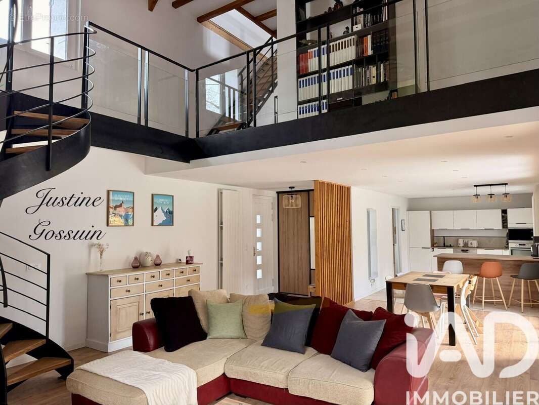Maison 260 m² à Mesigny  - photo 4