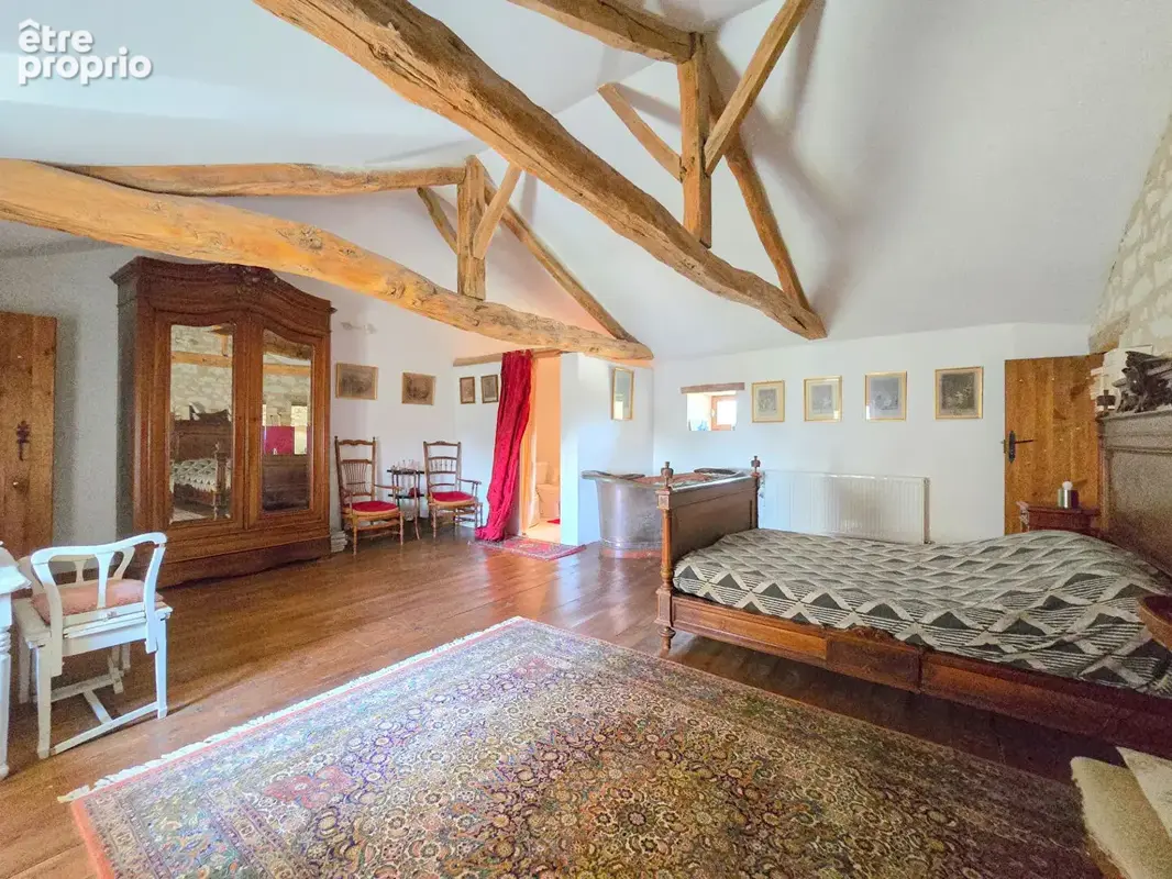 Maison de caractère à vendre à Vaudelnay avec piscine, dépendances et caves troglodytes - photo 9