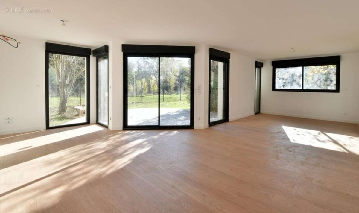 EXCLUSIVITE - Appartement T4 rez de jardin - Garage et parkings - photo 6