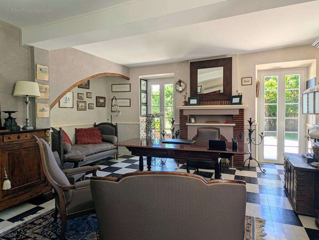 Propriété avec Maison de Maître, Maison Annexe et Maison de Gardien sur parc de 1,5 hectare - photo 6
