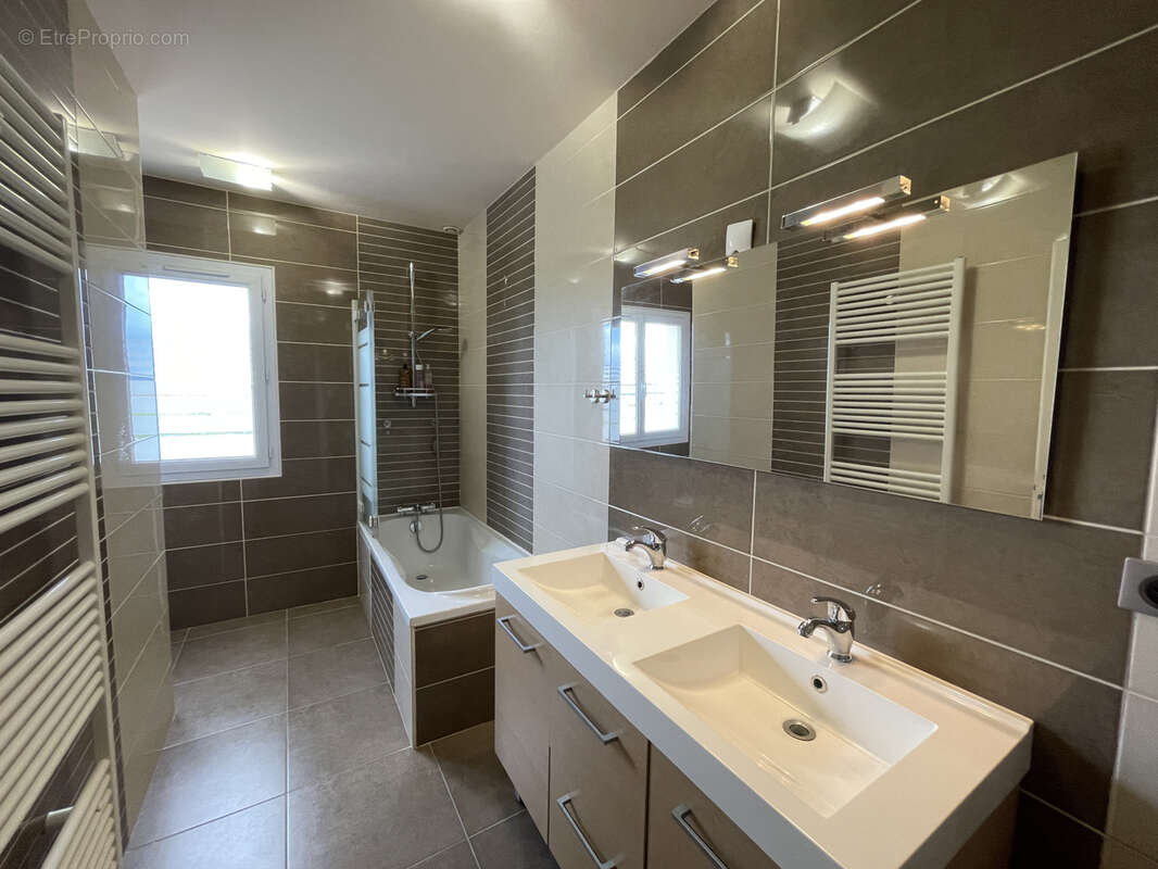 Maison à SAINT-MAGNE-DE-CASTILLON