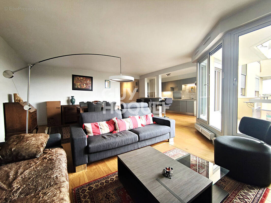 Appartement à COURBEVOIE