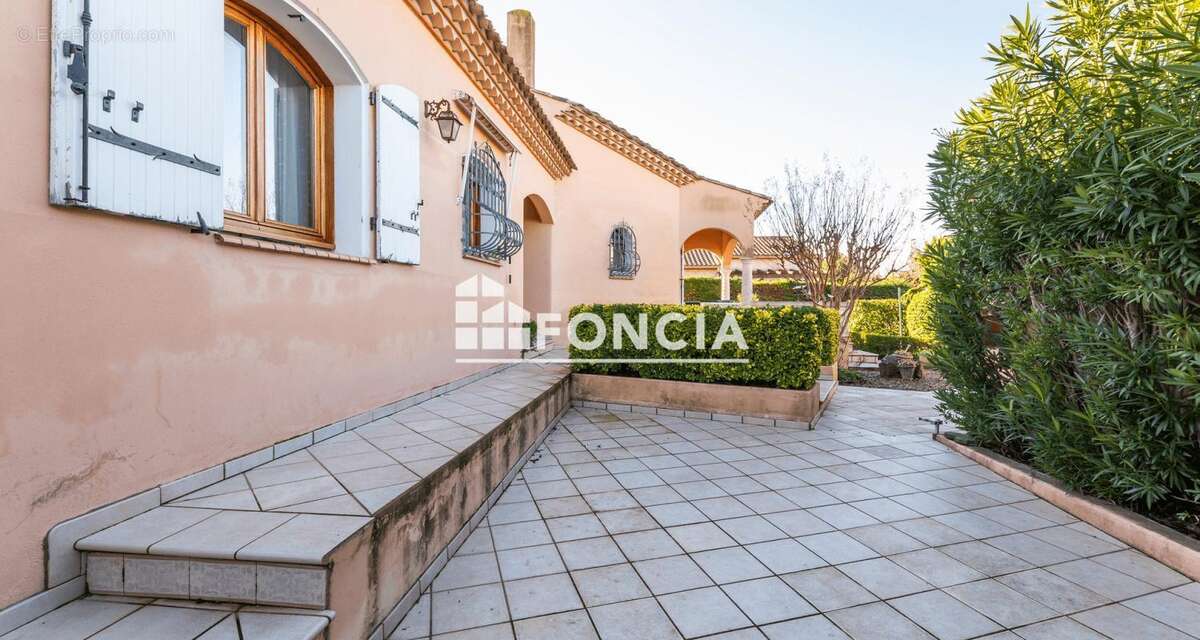 Maison de plain pied de 150m2 avec jardin, cabanon, garage et cave - photo 2