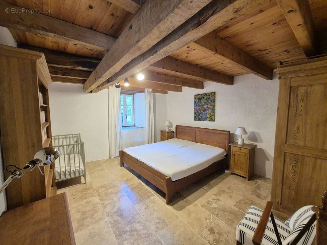 Deux maisons en pierre de caractère avec piscine, dépendances et 1,2 hectare de terrain près de Montaigu-de-Quercy - photo 7