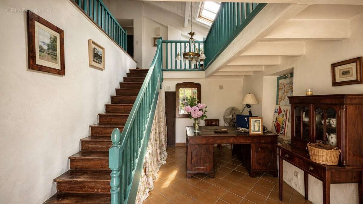 Maison de caractère du XVIIIe siècle rénovée  402 m² habitables  9 chambres  Terrain de 2 215 m²  Urt - photo 5