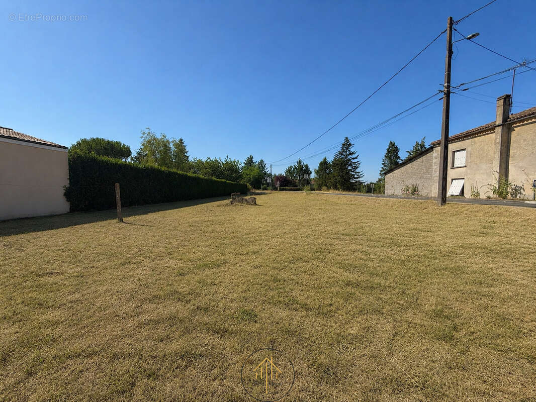Terrain constructible de 1 085 m2   Hors lotissement   Mornac - photo 2